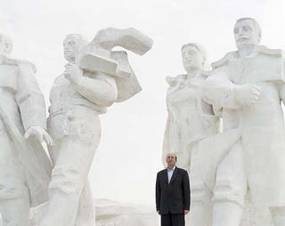 Magommed Agajew chief ingeneer of Oil Rocks, in front of a monument to honor oilworkers. Oil Rocks Azerbaijan, 04/2003